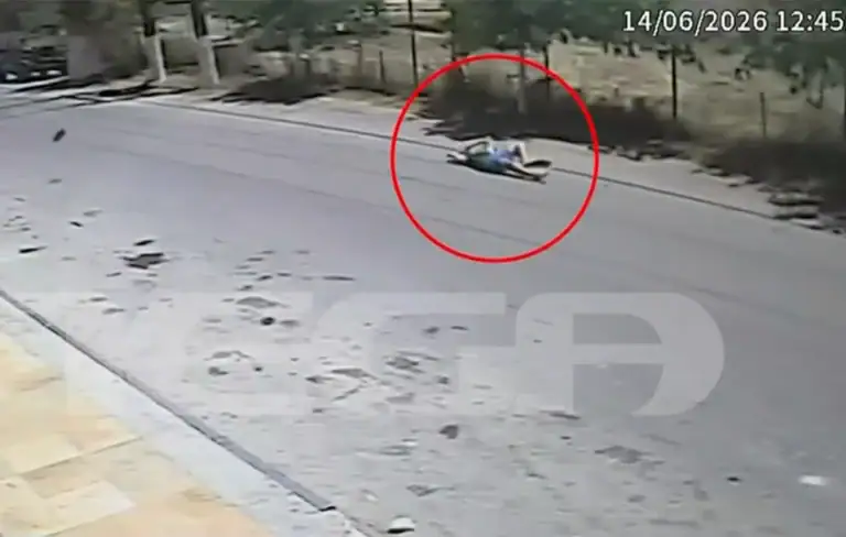 Κρήτη: Καρέ καρέ η στιγμή που 14χρονος πέφτει σε λακούβα με πατίνι και χτυπάει σοβαρά (video)