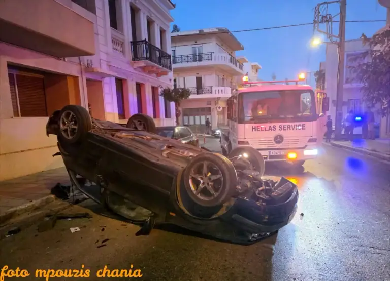 Χανιά: Νεαρός μετά από σύγκρουση με ταξί έπεσε σε σταθμευμένα ΙΧ και ανατράπηκε! (φωτο)