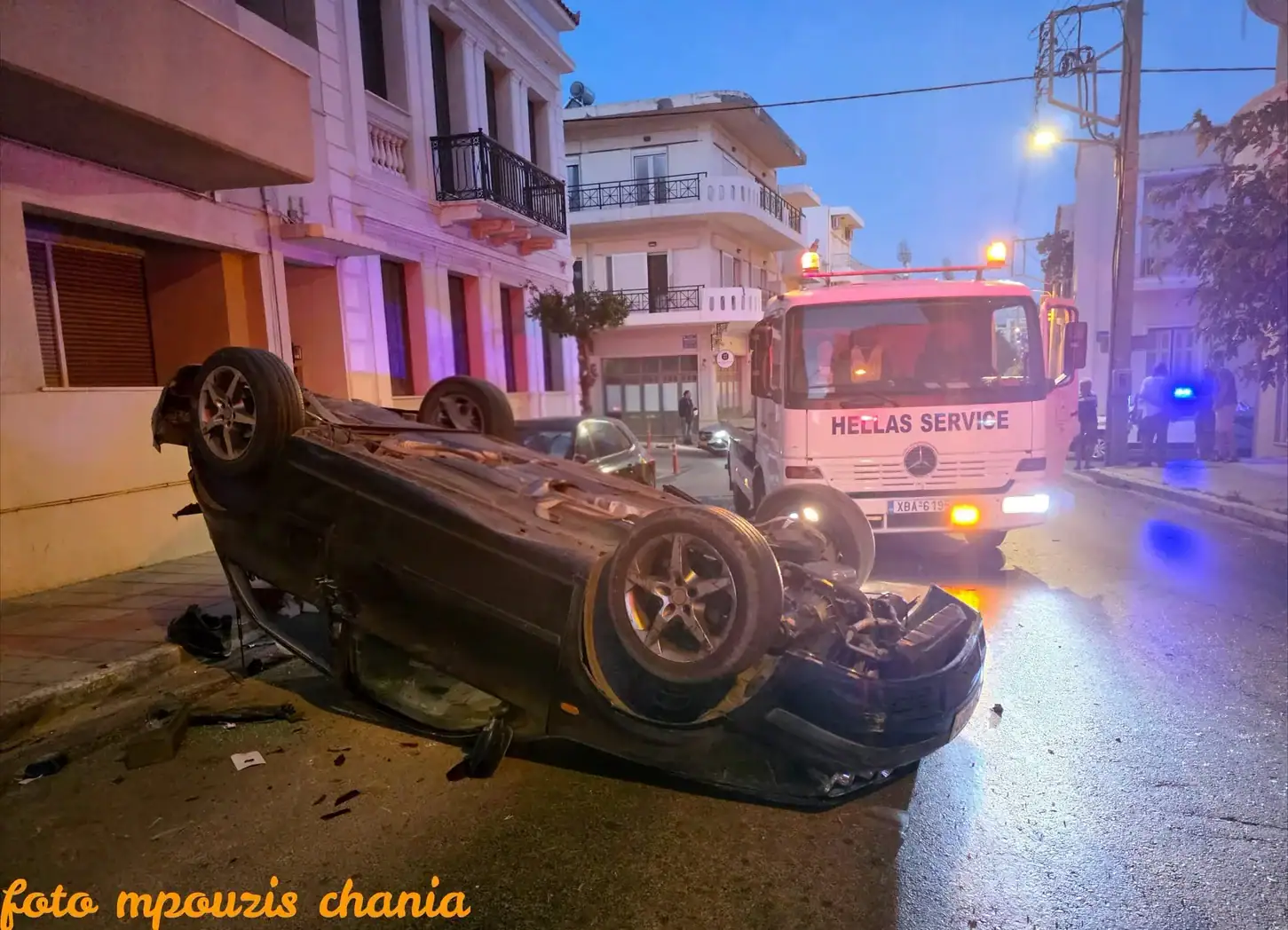 Χανιά: Νεαρός μετά από σύγκρουση με ταξί έπεσε σε σταθμευμένα ΙΧ και ανατράπηκε! (φωτο)