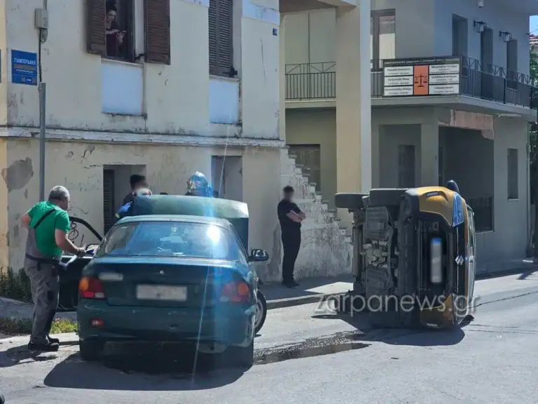 Χανιά: Τρομακτικό τροχαίο σε διασταύρωση καρμανιόλα - Τούμπαρε αυτοκίνητο (φωτο)