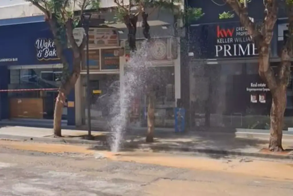 Χανιά: Με την ασφαλτόστρωση και ένα… «συντριβάνι» δώρο! – Έσπασε αγωγός στην οδό Κυδωνίας εν μέσω εργασιών (video)