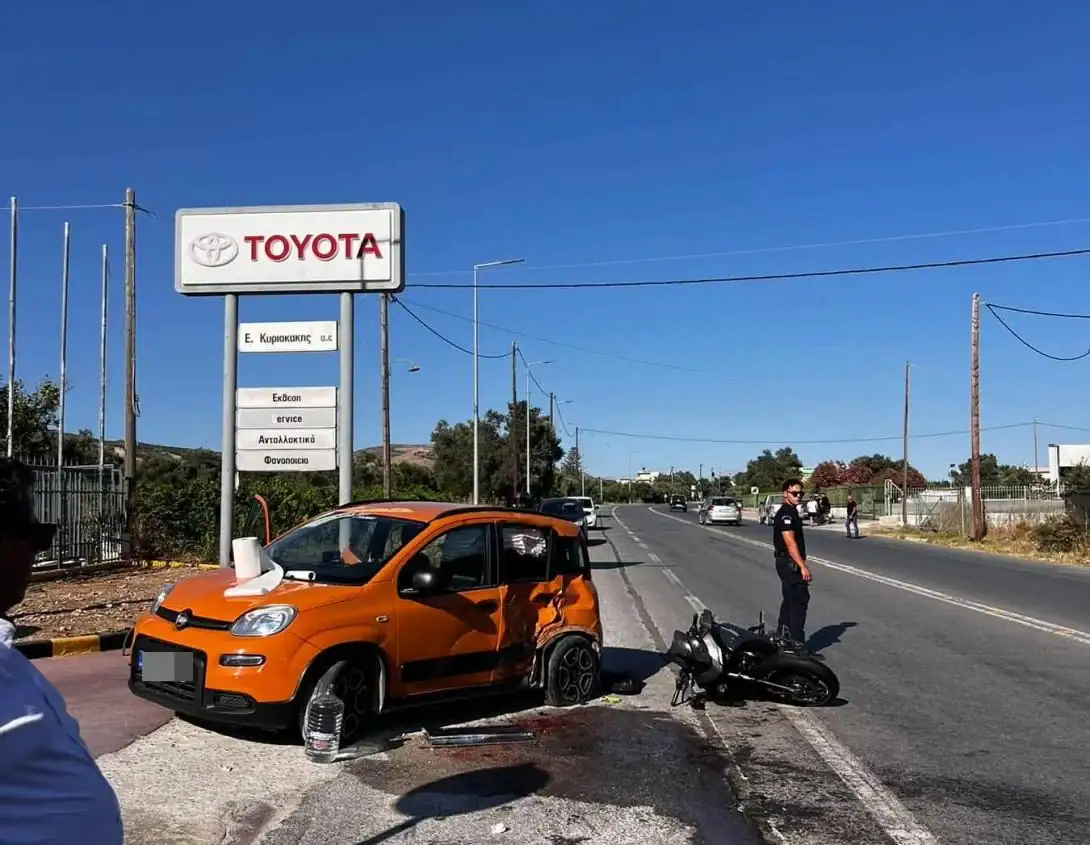 Αυτοκίνητο έκανε αναστροφή και «πέταξε» στον αέρα μοτοσικλετιστή (φωτο)