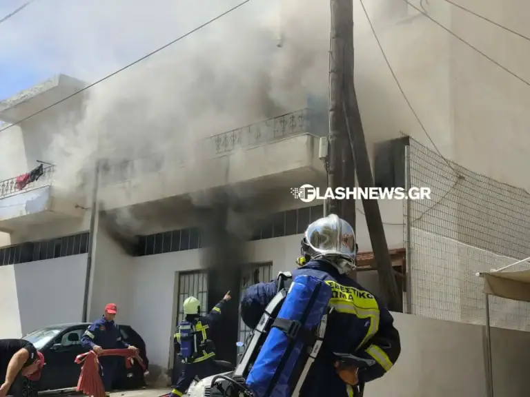 Χανιά: Μεγάλη κινητοποίηση της Πυροσβεστικής για φωτιά σε σπίτι και αποθήκη με εύφλεκτα υλικά στον Κουμπέ (φωτο)