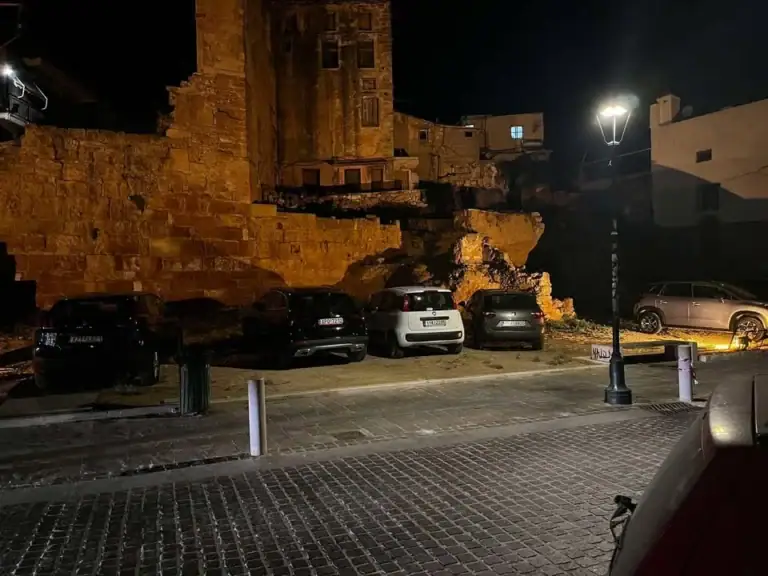 Χανιά: Τα Βυζαντινά Τείχη στη Σήφακα μετατράπηκαν σε… δωρεάν πάρκινγκ – Ανοχή και αδιαφορία σε ένα ιστορικό μνημείο! (φωτο)