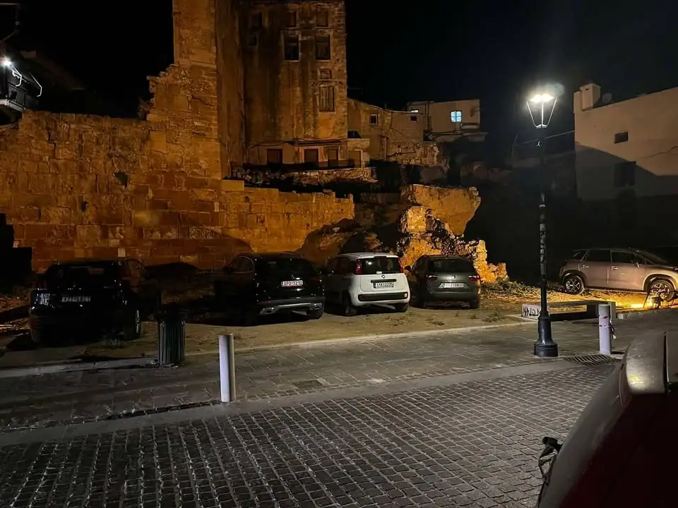 Χανιά: Τα Βυζαντινά Τείχη στη Σήφακα μετατράπηκαν σε… δωρεάν πάρκινγκ – Ανοχή και αδιαφορία σε ένα ιστορικό μνημείο! (φωτο)