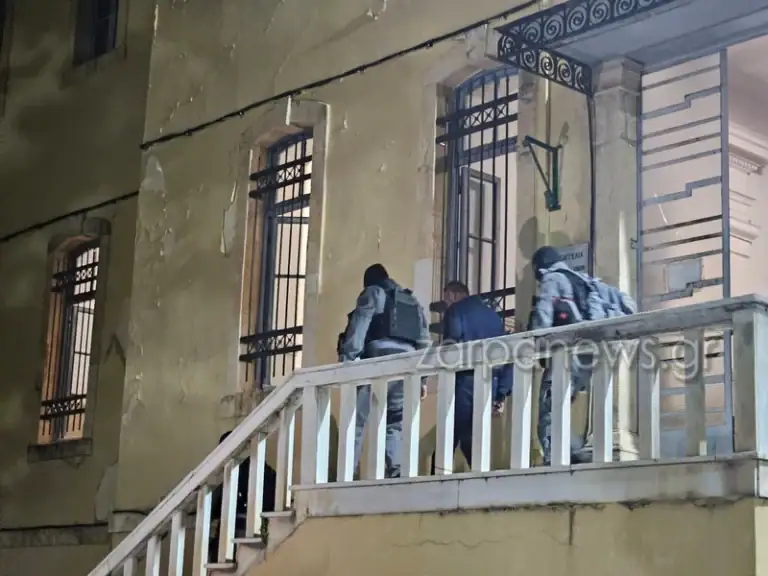 Χανιά: Ελεύθερος με περιοριστικούς όρους αφέθηκε ο ιατροδικαστής - Με χειροκροτήματα αποχώρησε απ' την Εισαγγελία! (φωτο - video)