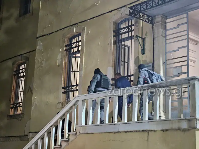 Χανιά: Ελεύθερος με περιοριστικούς όρους αφέθηκε ο ιατροδικαστής - Με χειροκροτήματα αποχώρησε απ' την Εισαγγελία! (φωτο - video)