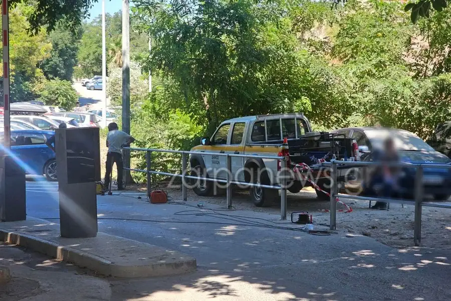 Χανιά: Έβαλαν κάγκελα στο πάρκινγκ της Ρεγγίνας για να μην μπαινοβγαίνουν ανεξέλεγκτα οχήματα (φωτο)