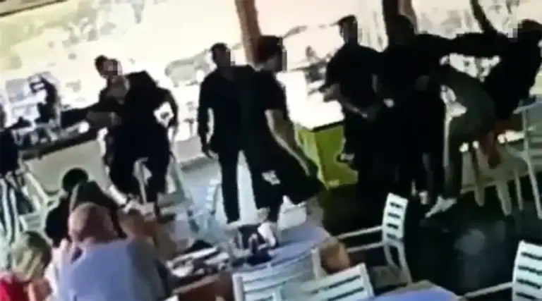 Χανιά: Μέλος της «μαφίας» ξυλοκοπεί άγρια άνδρα μέσα σε εστιατόριο - Τον πετά στον αέρα μπροστά στους σαστισμένους πελάτες (video)