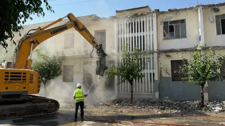 Χανιά: Ξεκίνησαν οι εργασίες κατεδάφισης του πρώην κτιρίου του ΙΚΑ (φωτο)