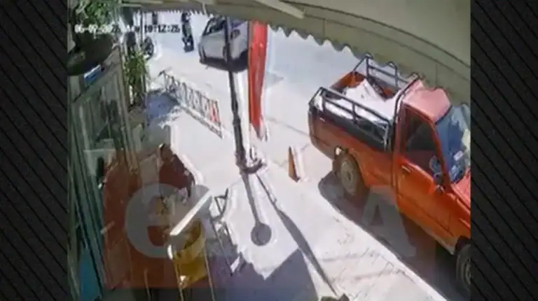 Χανιά (Βίντεο-ΣΟΚ): Παράνομη αναστροφή προκάλεσε μετωπική με μηχανάκι – Στη ΜΑΦ 55χρονη μητέρα τριών παιδιών