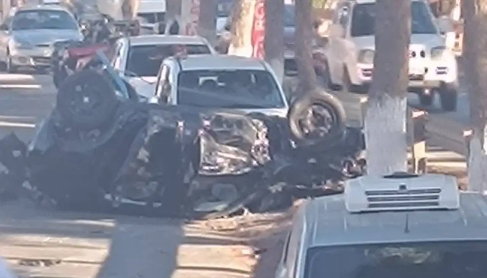 Από θαύμα δεν υπήρξαν θύματα - Αυτοκίνητο έχασε τον έλεγχο, καρφώθηκε σε δέντρο και παρέσυρε εργαζόμενο (φωτο - video)