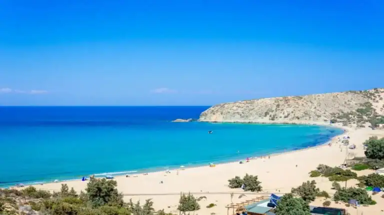 Ιδού η Γαύδος ιδού και το… “πήδημα” – Πόλεμος στο διαδίκτυο από ανάρτηση για ζευγάρι που ερωτοτροπούσε μέσα σε Sleepin Bag στην παραλία