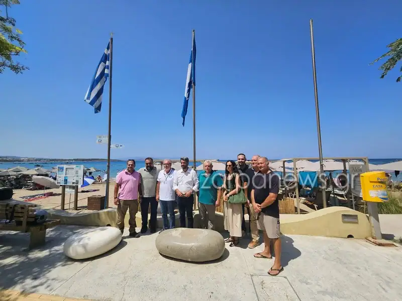 Χανιά: Εξαιρετική η ποιότητα των υδάτων και της άμμου στην παραλία της Νέας Χώρας - Επανατοποθετήθηκε η Γαλάζια Σημαία (Video)