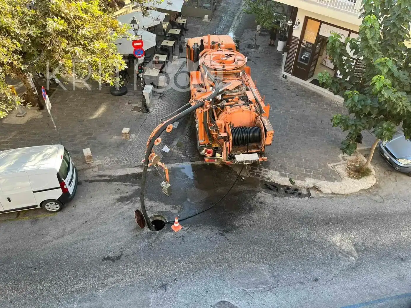 Χανιά: «Μπλόκαρε» ξανά φρεάτιο στη Σπλάντζια από λίπη – Νέα επιχείρηση απόφραξης στο αποχετευτικό δίκτυο (φωτο)