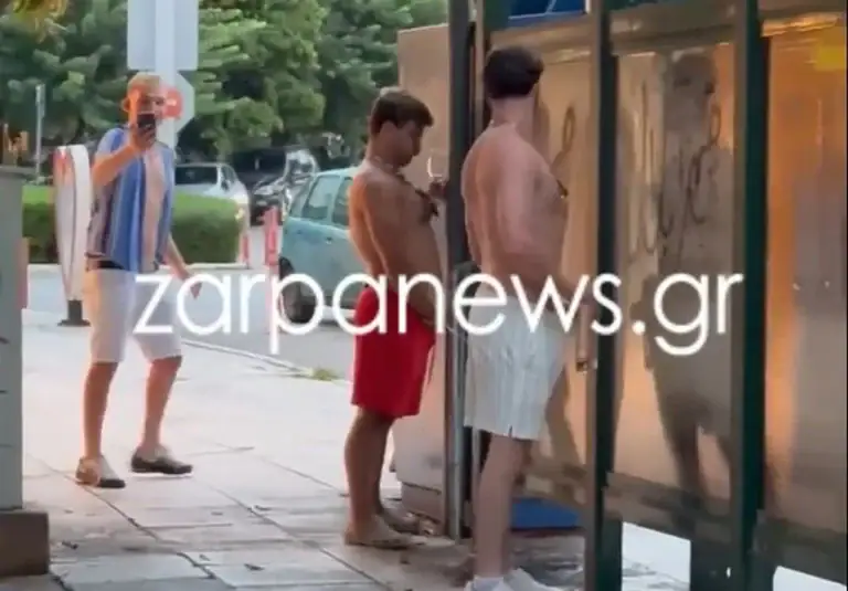 Χανιά: Τουρίστες ούρησαν δημόσια στην Πλατεία Δικαστηρίων – Τέτοιον τουρισμό θέλουμε; (video)