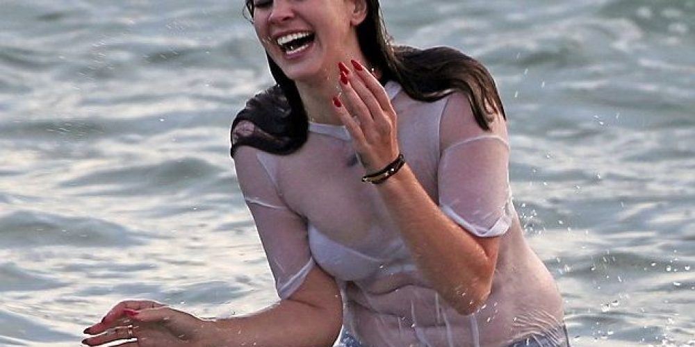H Lana Del Rey πάχυνε! ΔΕΙΤΕ την κοιλιά που έκανε η 27χρονη star