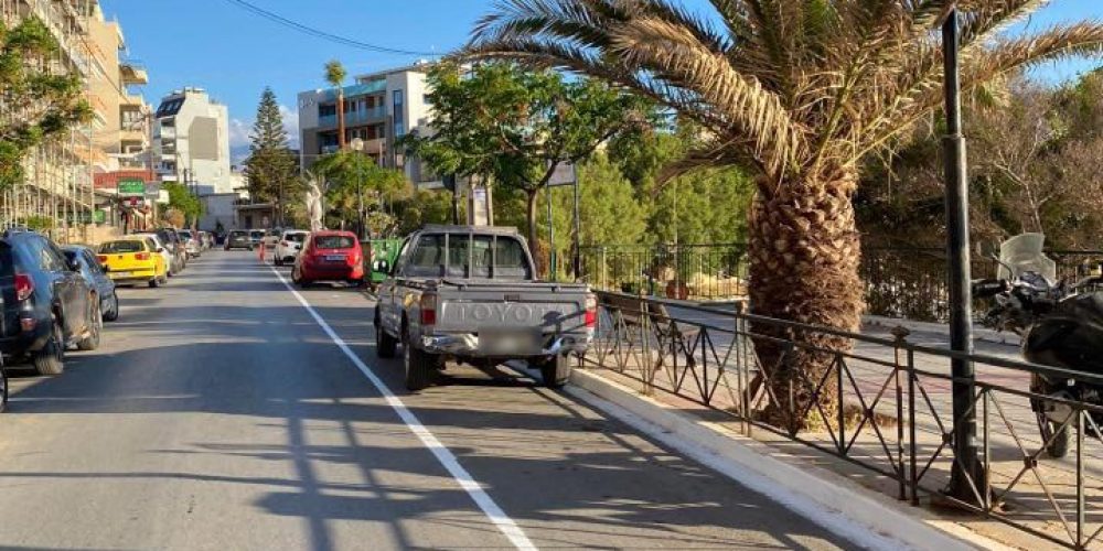 Χανιά: Έπεσαν οι πρώτες κλήσεις για στάθμευση στον ποδηλατόδρομο (φωτο)