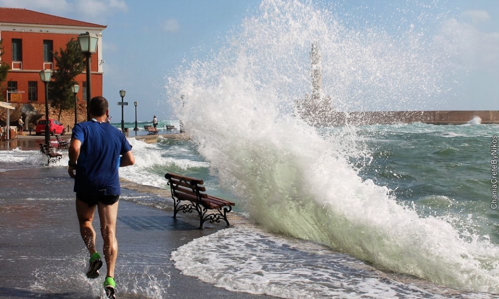 Μεγάλα κύματα αναστάτωσαν χτες το παλιό λιμάνι των Χανίων - Απίστευτες φωτογραφίες