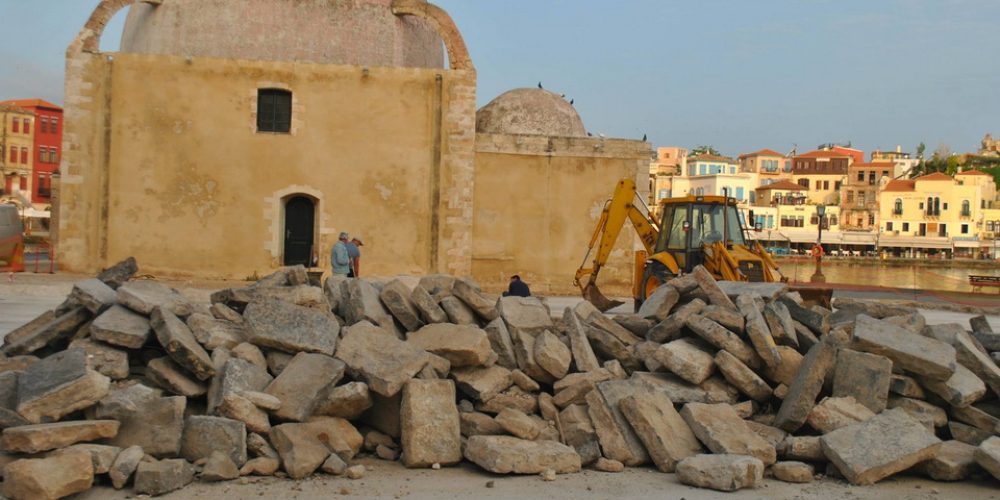 Στην τελική ευθεία η πλακόστρωση της πλατείας στο Ενετικό λιμάνι των Χανίων (φώτο)