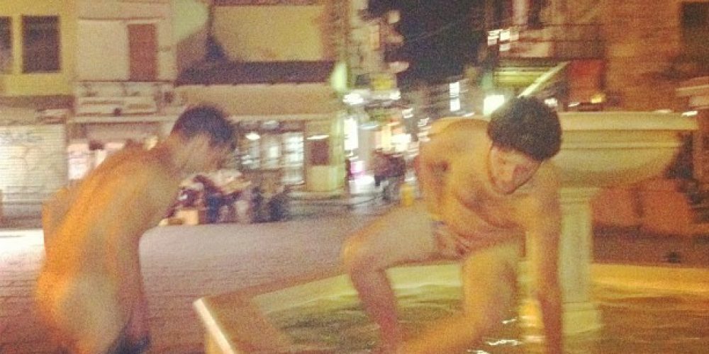 Σοκ: Δυο νεαροί έκαναν γυμνοί μπάνιο στο Σιντριβάνι στα Χανιά (photo)