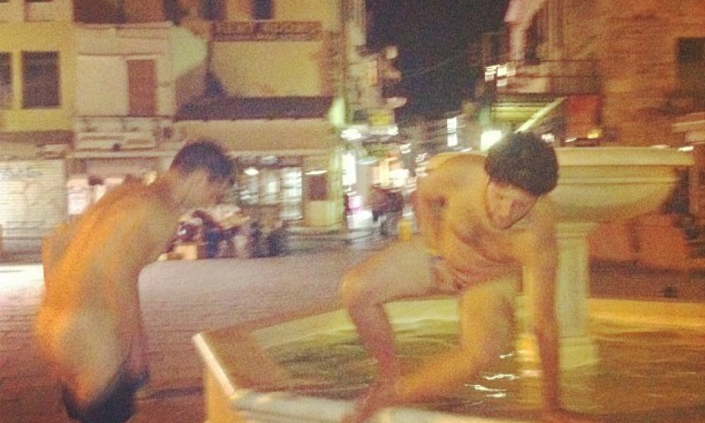 Σοκ: Δυο νεαροί έκαναν γυμνοί μπάνιο στο Σιντριβάνι στα Χανιά (photo)