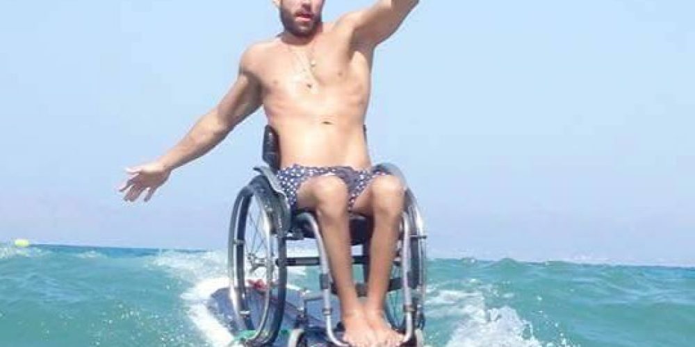 Ο Χανιώτης παραολυμπιονίκης που… δαμάζει τα κύματα – Η Φωτογραφία που τάραξε το instagram