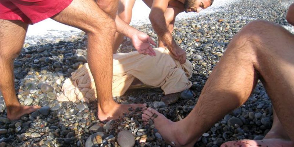 Την έσωσαν από τα μανιασμένα κύματα σε παραλία των Χανίων (φωτο)
