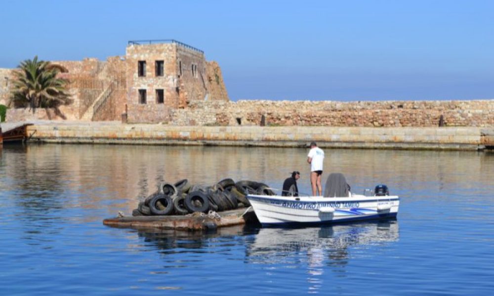 Υποθαλάσσιος… Κουρουπητός στο παλιό λιμάνι των Χανίων
