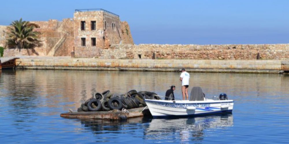 Υποθαλάσσιος… Κουρουπητός στο παλιό λιμάνι των Χανίων