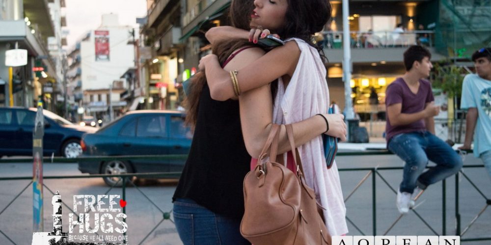 Χανιά: Δωρεάν αγκαλιές στην πλατεία Δημοτικής Αγοράς (Photos)