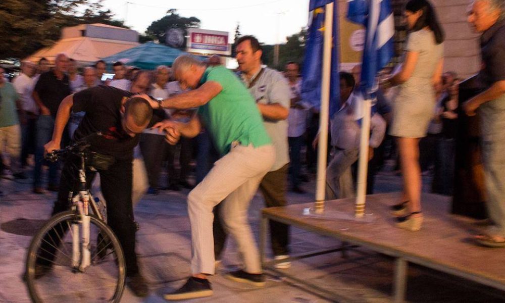 Χανιά: Παρατράγουδα σε συγκέντρωση - Επιχείρησαν να κάψουν την ευρωπαϊκή σημαία (φωτο)