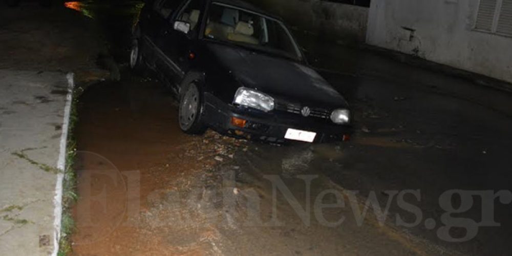Χανιά: Έσπασε αγωγός του νερού και υποχώρησε οδόστρωμα παρασέρνοντας αυτοκίνητο