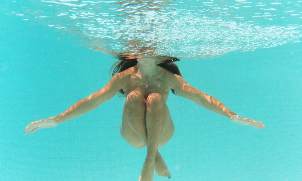 Υποβρύχιες εικόνες: Δείτε Ελληνίδα celebrity ολόγυμνη ν΄ απολαμβάνει Naked Yoga