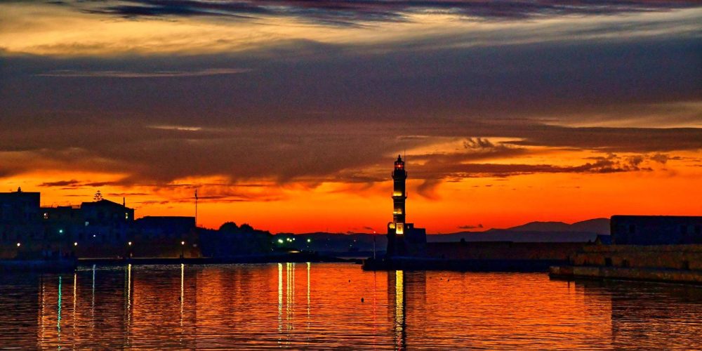 Χανιά: Νέα αίγλη στο Ενετικό Λιμάνι με τον φωτισμό του Φάρου (φωτο)