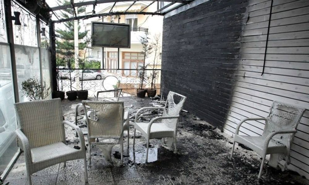 Κρήτη: Πυρκαγιά σε καφετέρια έκαψε τα τραπεζοκαθίσματα