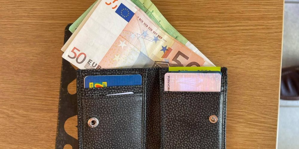 Χανιά: Πολύτεκνος οδηγός ταξί βρήκε και παρέδωσε πορτοφόλι με χρήματα (φωτο)