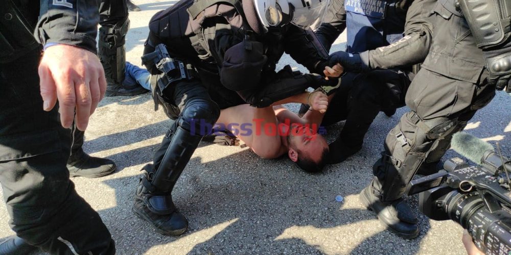 Αστυνομικοί των ΜΑΤ σέρνουν ημίγυμνο φοιτητή και τον ψεκάζουν στο πρόσωπο (video)