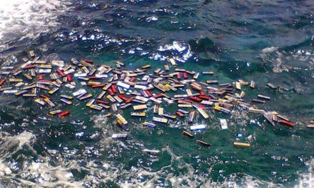 Η θάλασσα στα Φαλάσαρνα ξεβράζει χιλιάδες πακέτα τσιγάρων