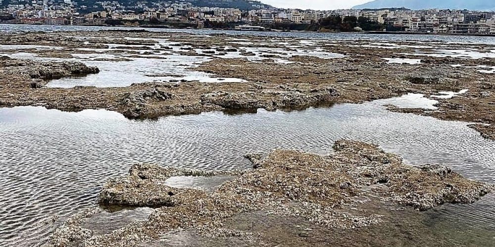 Χανιά: Υποχώρησε η θάλασσα, φάνηκαν τα βράχια στο Κουμ Καπί (φωτο)