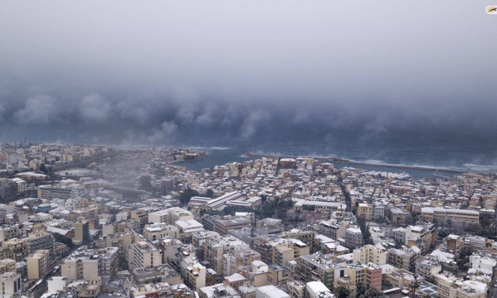 Εναέριο βίντεο απαράμιλλης ομορφιάς πάνω από την χιονισμένη πόλη των Χανίων