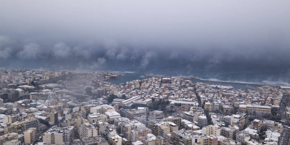 Εναέριο βίντεο απαράμιλλης ομορφιάς πάνω από την χιονισμένη πόλη των Χανίων