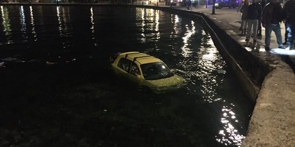 Παρ’ ολίγον τραγωδία στο παλιό λιμάνι Χανίων – Αυτοκίνητο έπεσε στην θάλασσα (φωτο)
