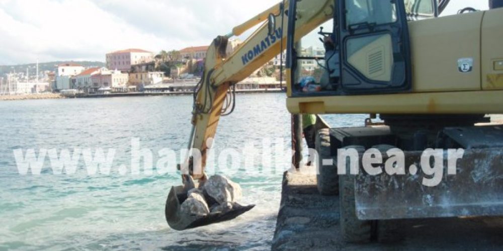 Αποκατάσταση ζημιών στο παλιό λιμάνι των Χανίων