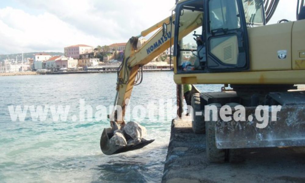 Αποκατάσταση ζημιών στο παλιό λιμάνι των Χανίων