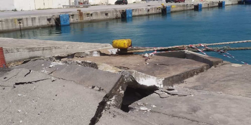 Χανιά: Πλοίο έπεσε πάνω στην προβλήτα του λιμανιού προκαλώντας σοβαρές ζημιές (φωτο)