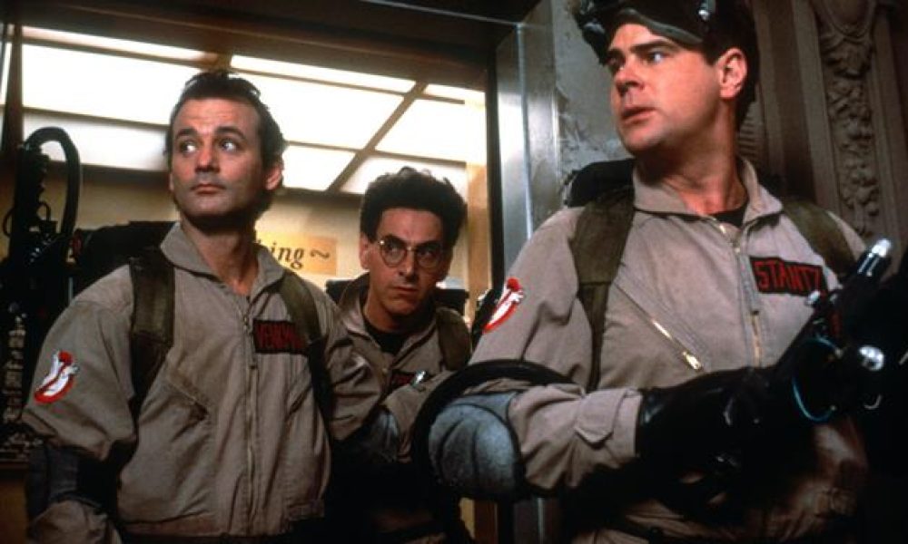 Ο Χάρολντ Ρέιμις ανάμεσα στον Μπιλ Μάρεϊ (αριστερά) και στον Νταν Ακροϊντ (δεξιά) στο «Ghostbusters»
