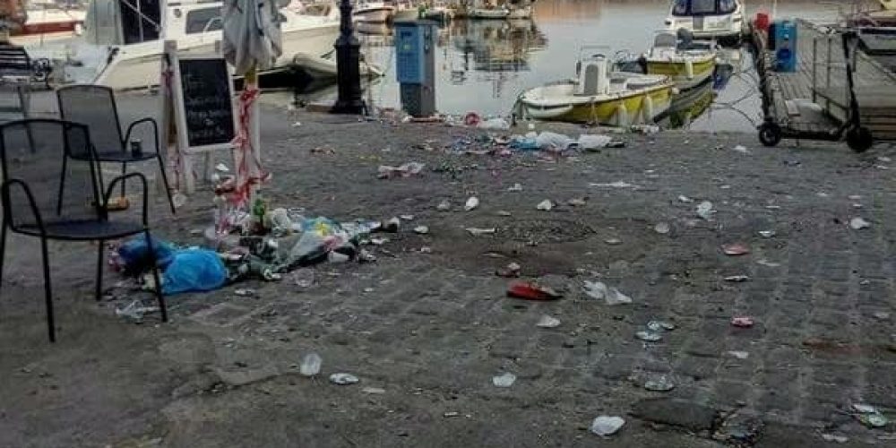 Χανιά: Κορωνοπάρτι στο Ενετικό λιμάνι και εικόνα σκουπιδότοπου το επόμενο πρωί (φωτο)