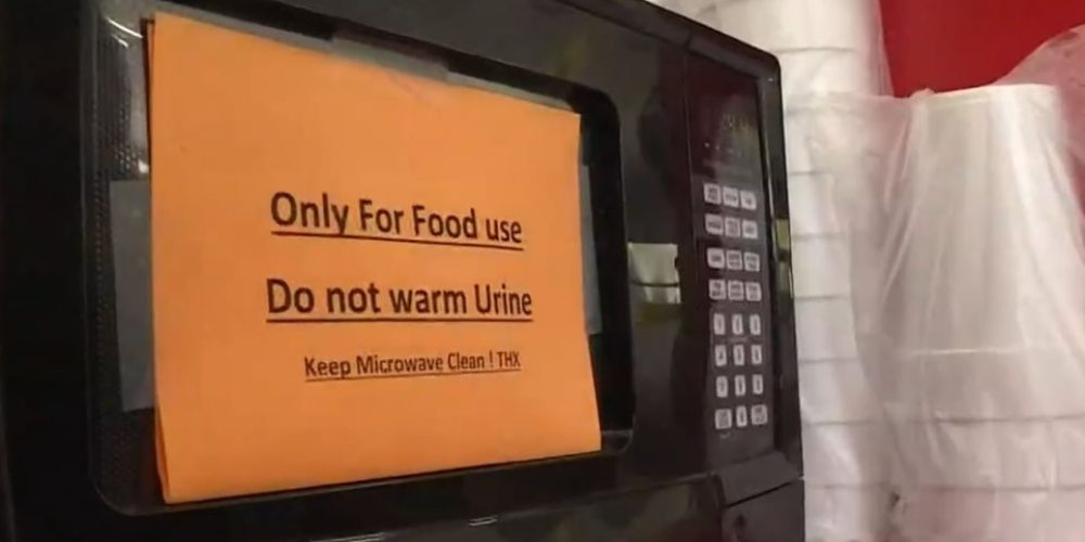 Ιδιοκτήτρια βενζινάδικου ζητά από τους πελάτες «να μη ζεσταίνουν ούρα στο φούρνο μικροκυμάτων»
