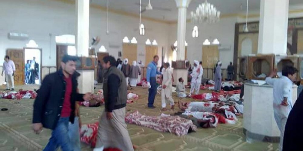 Μακελειό στην Αίγυπτο – Τουλάχιστον 235 νεκροί και 109 τραυματίες από έκρηξη σε τέμενος